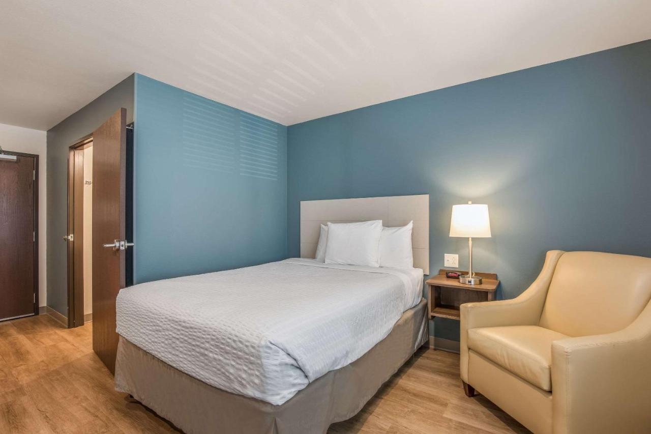 Standard Queen Room - Non-Smoking at WoodSpring Suites Chicago Midway