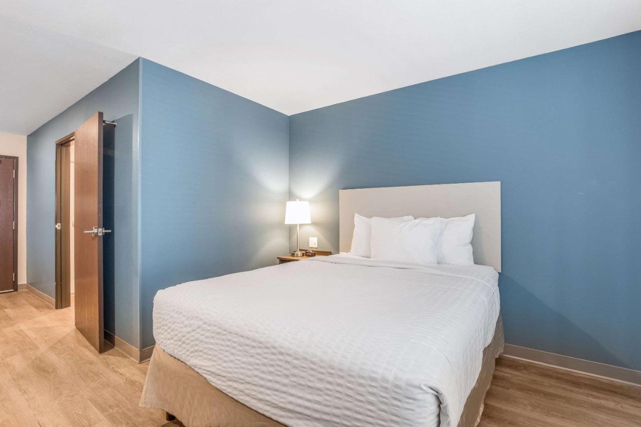 Queen Room with Tub - Disability Access/Non-Smoking at WoodSpring Suites Chicago Midway