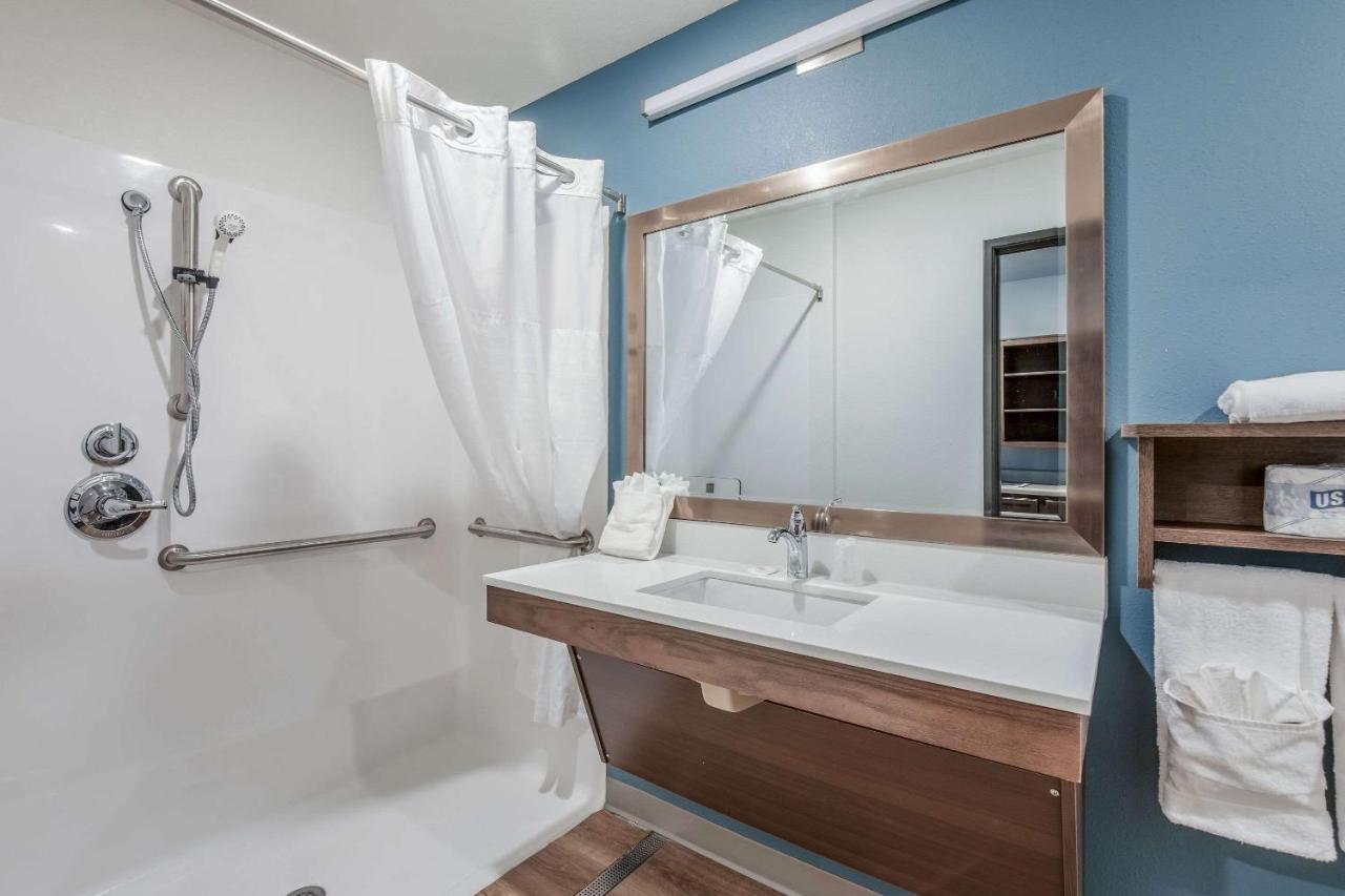 Queen Room with Tub - Disability Access/Non-Smoking at WoodSpring Suites Chicago Midway