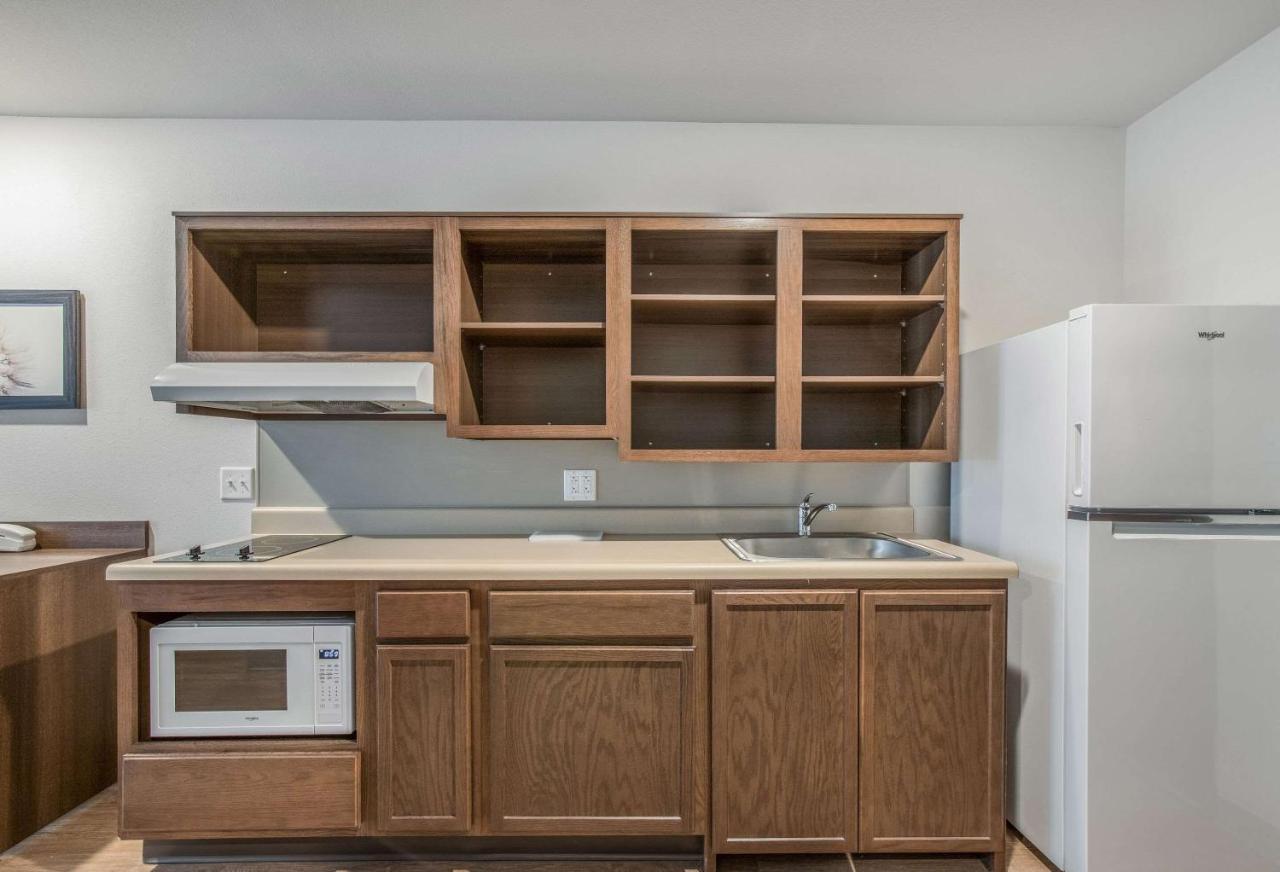 Queen Room with Tub - Disability Access/Non-Smoking at WoodSpring Suites Chicago Midway