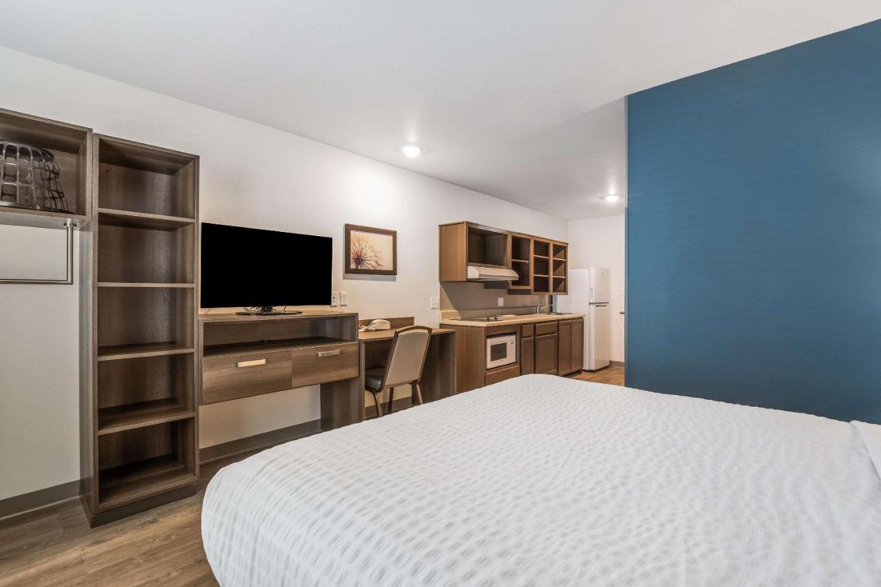 Queen Room with Tub - Disability Access/Non-Smoking at WoodSpring Suites Chicago Midway