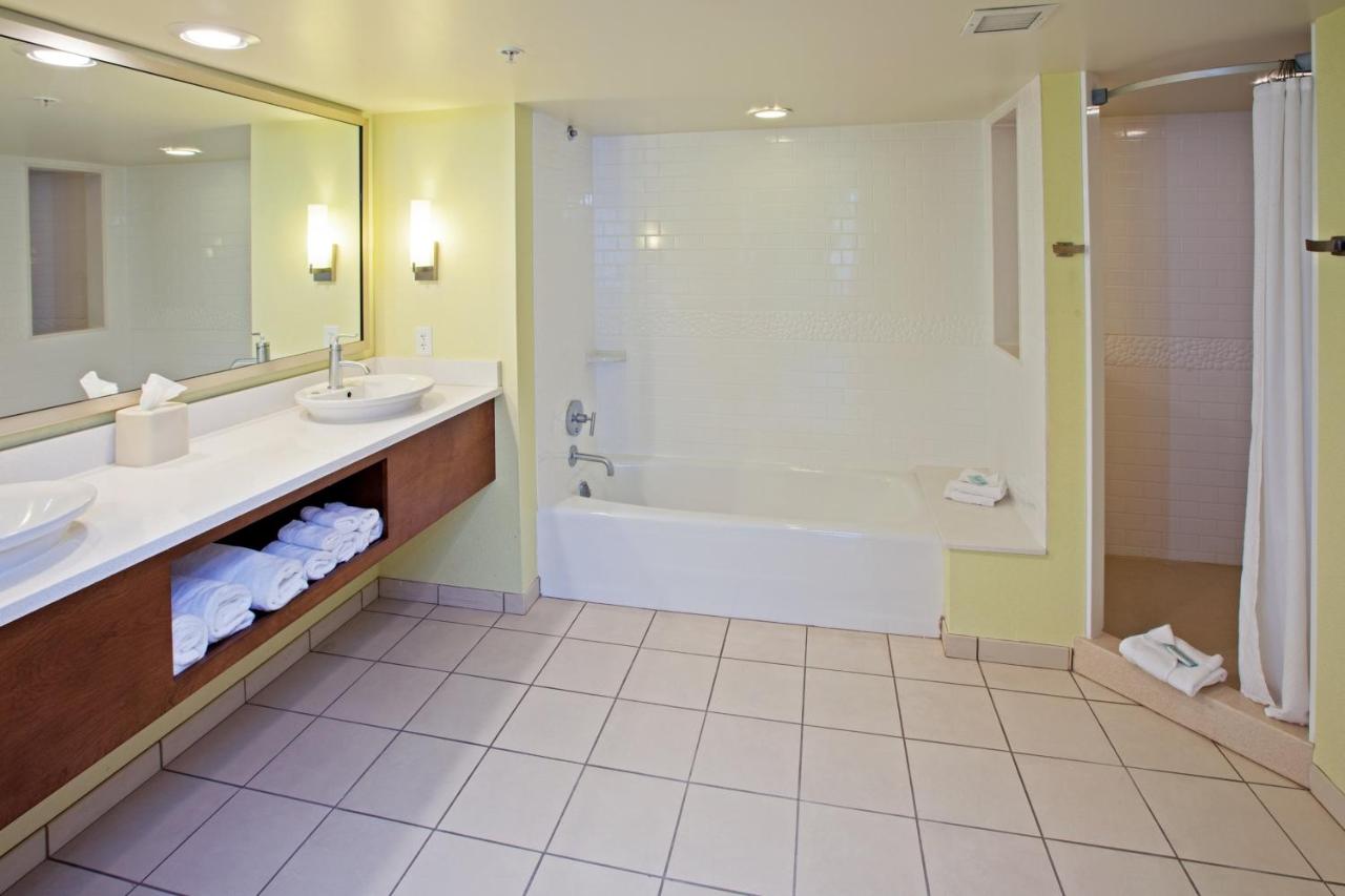 Queen Room at Holiday Inn Express Indianapolis-Fishers by IHG