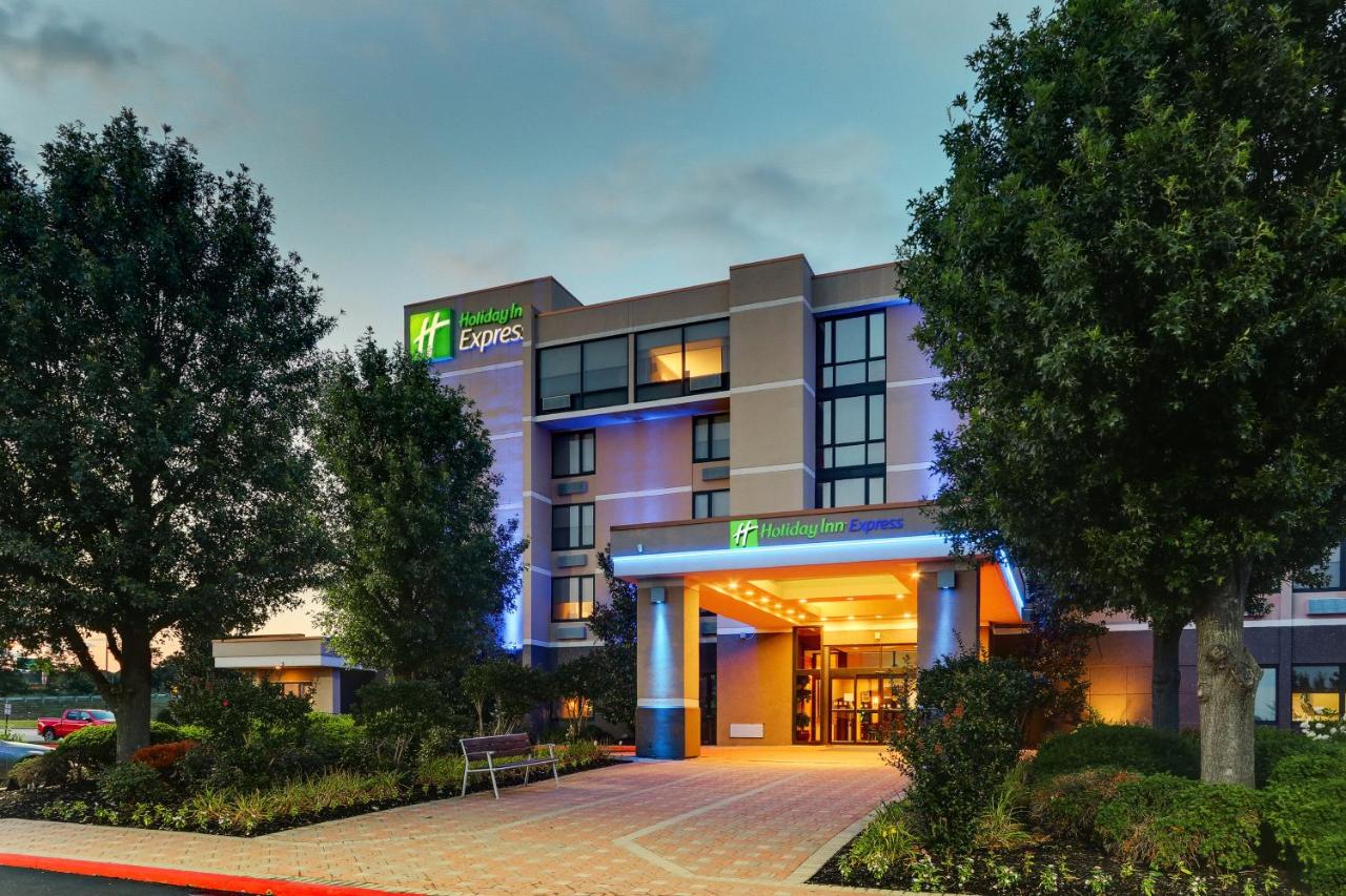 | Holiday Inn Express Aberdeen-Chesapeake House, an IHG Hotel