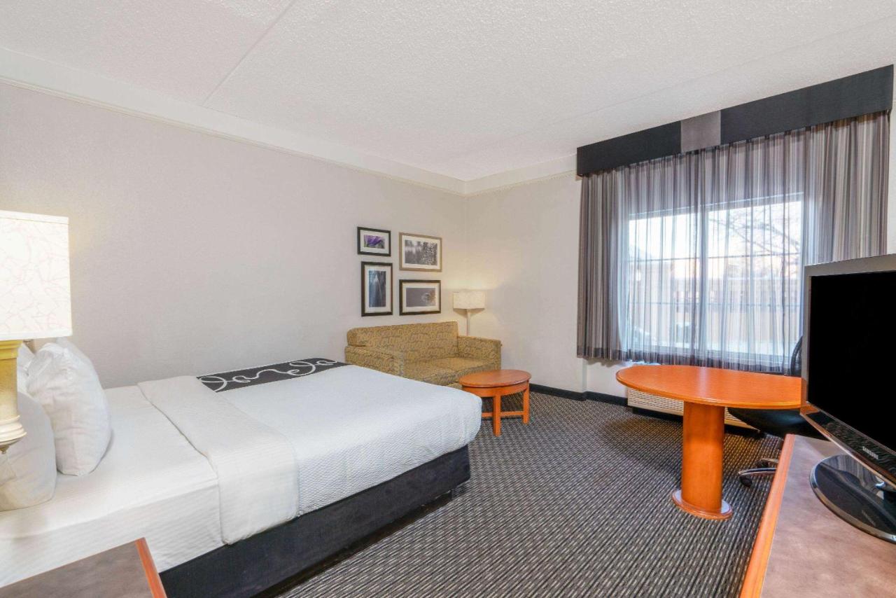 Executive King Room at La Quinta Inn & Suites by Wyndham Pueblo