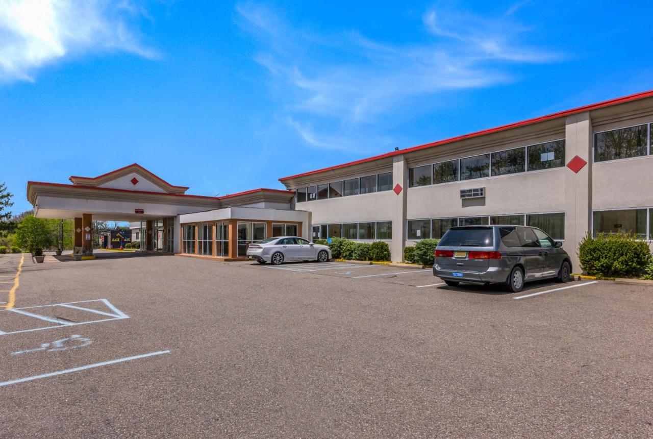 | Red Carpet Inn & Suites