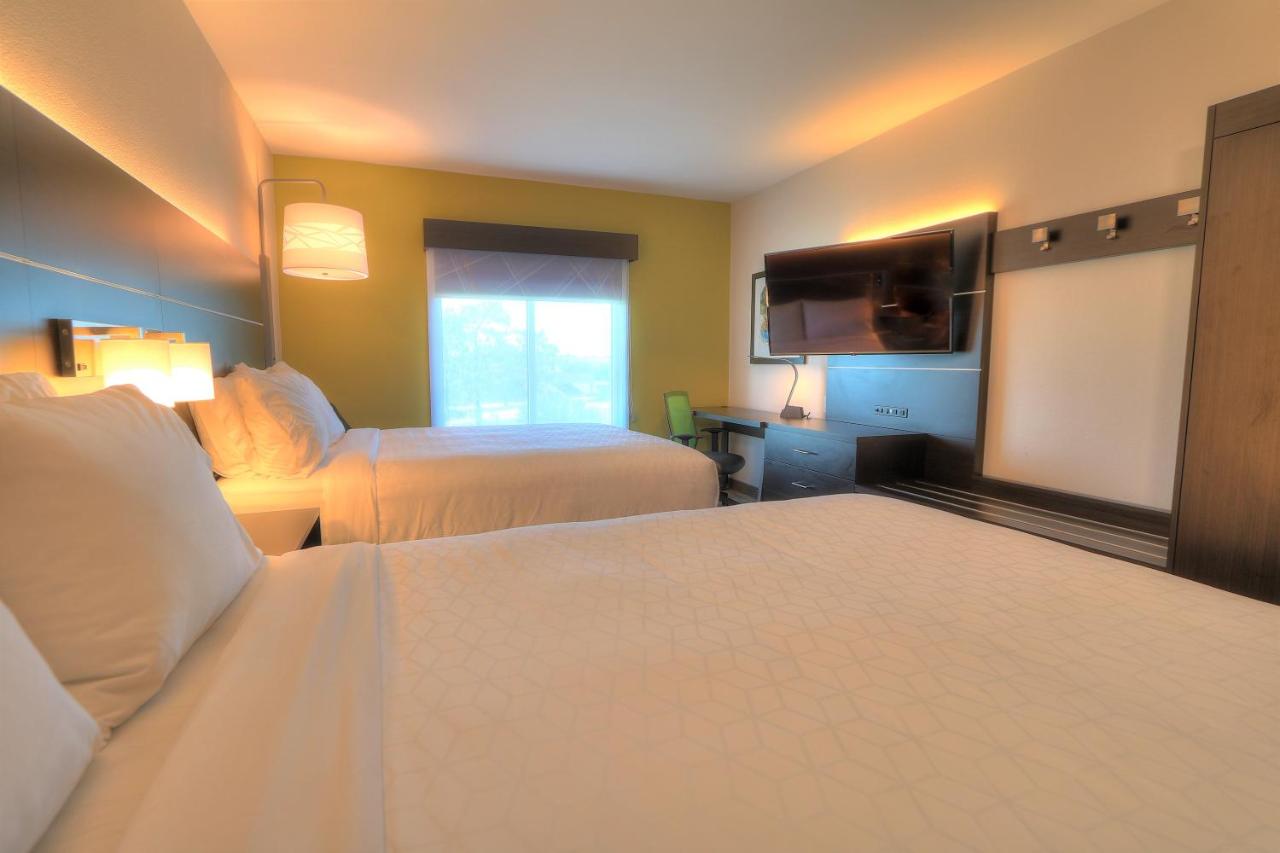 Queen Room with 2 Queen Beds at Holiday Inn Express Hotel & Suites Mobile/Saraland by IHG