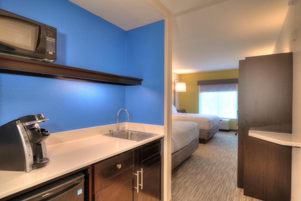 Queen Room with 2 Queen Beds at Holiday Inn Express Hotel & Suites Mobile/Saraland by IHG