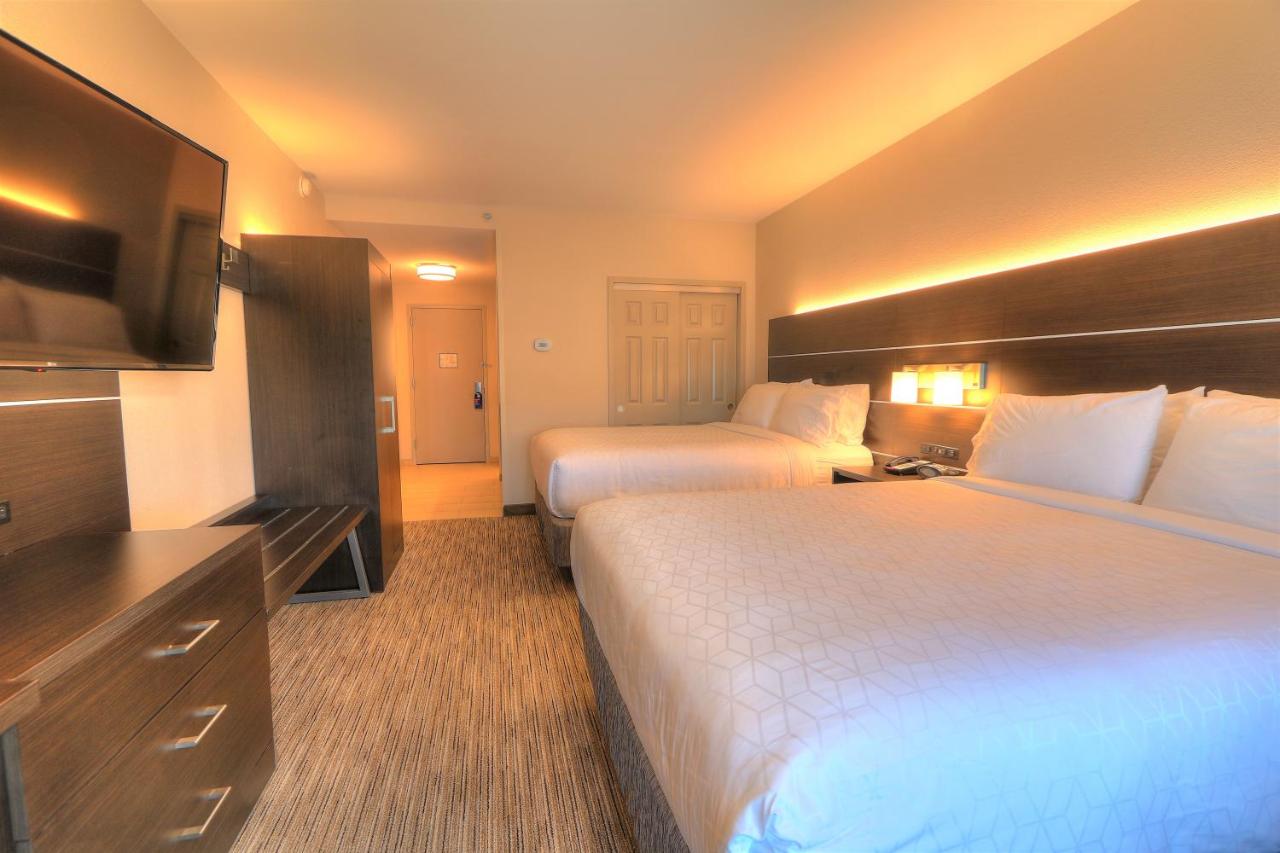 Queen Room with 2 Queen Beds at Holiday Inn Express Hotel & Suites Mobile/Saraland by IHG
