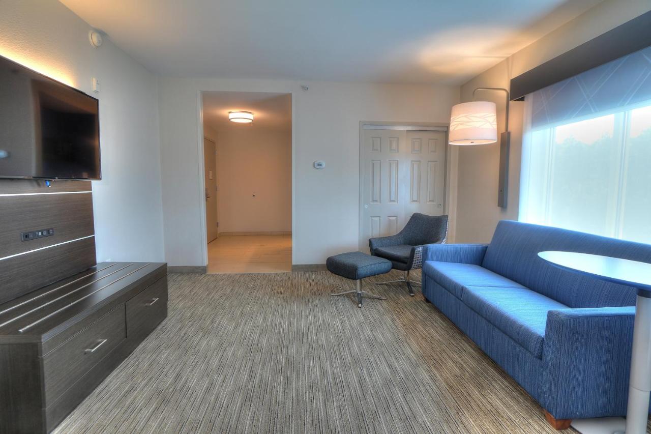 Queen Suite with 2 Queen Beds at Holiday Inn Express Hotel & Suites Mobile/Saraland by IHG
