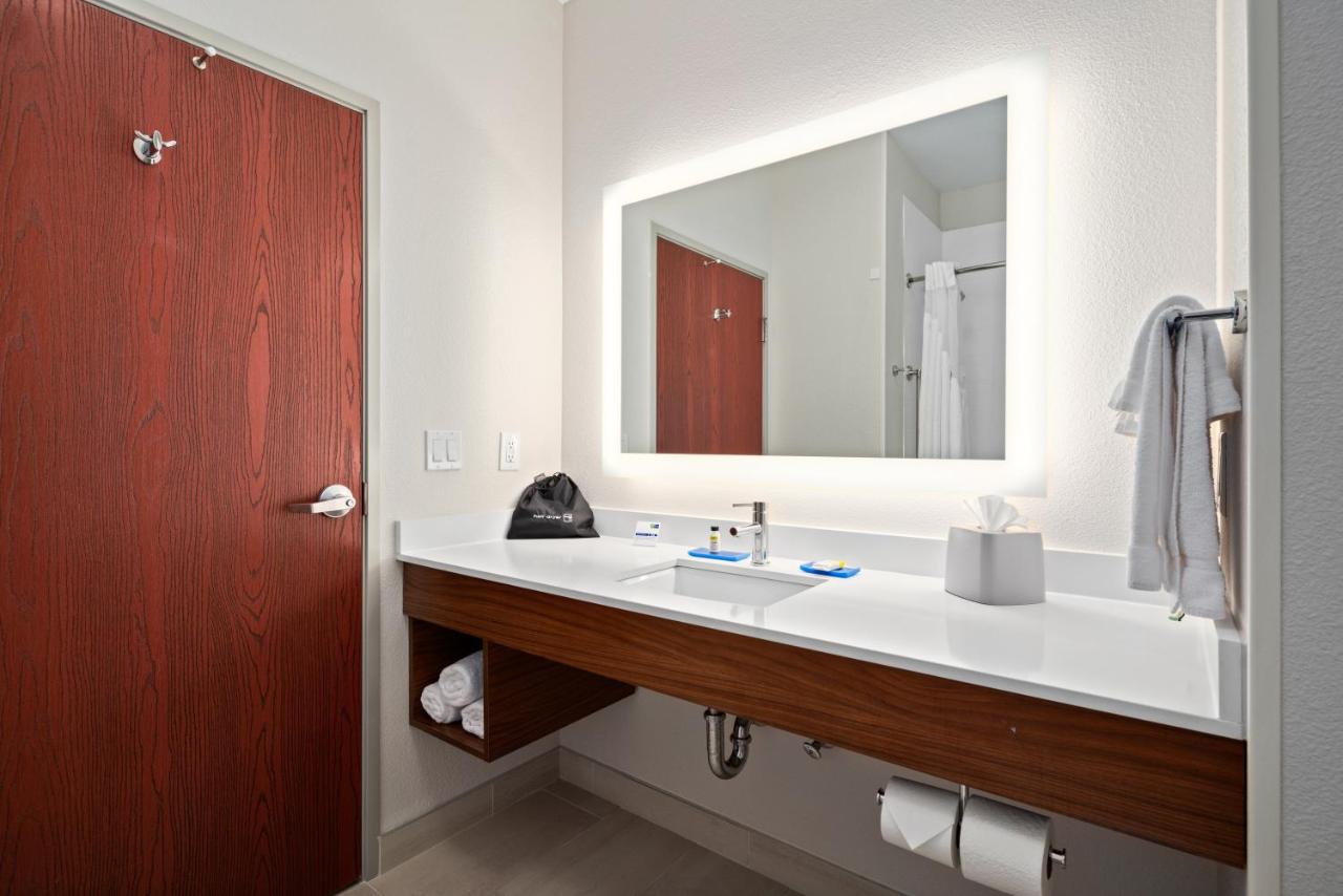 King Suite at Holiday Inn Express Suites Van Buren-Ft Smith Area by IHG