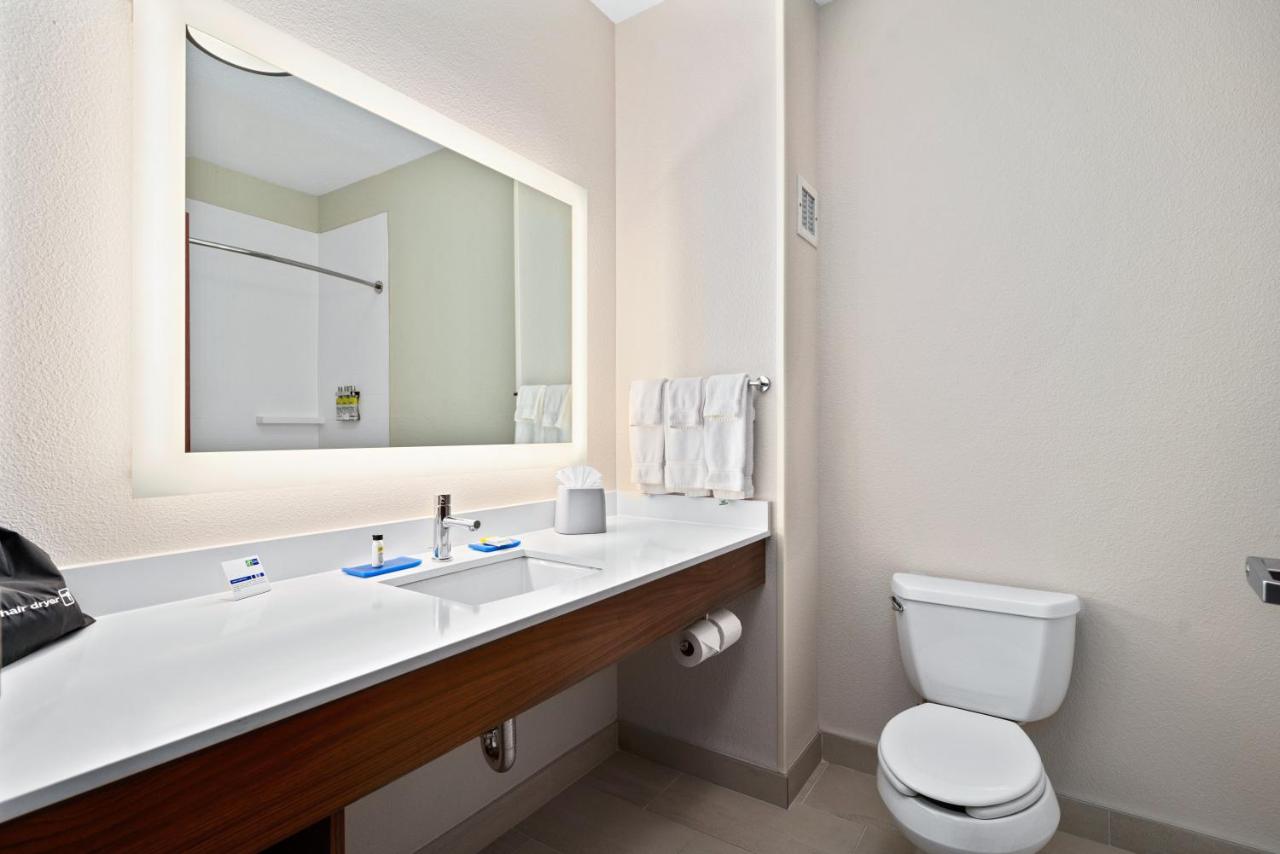 King Suite at Holiday Inn Express Suites Van Buren-Ft Smith Area by IHG