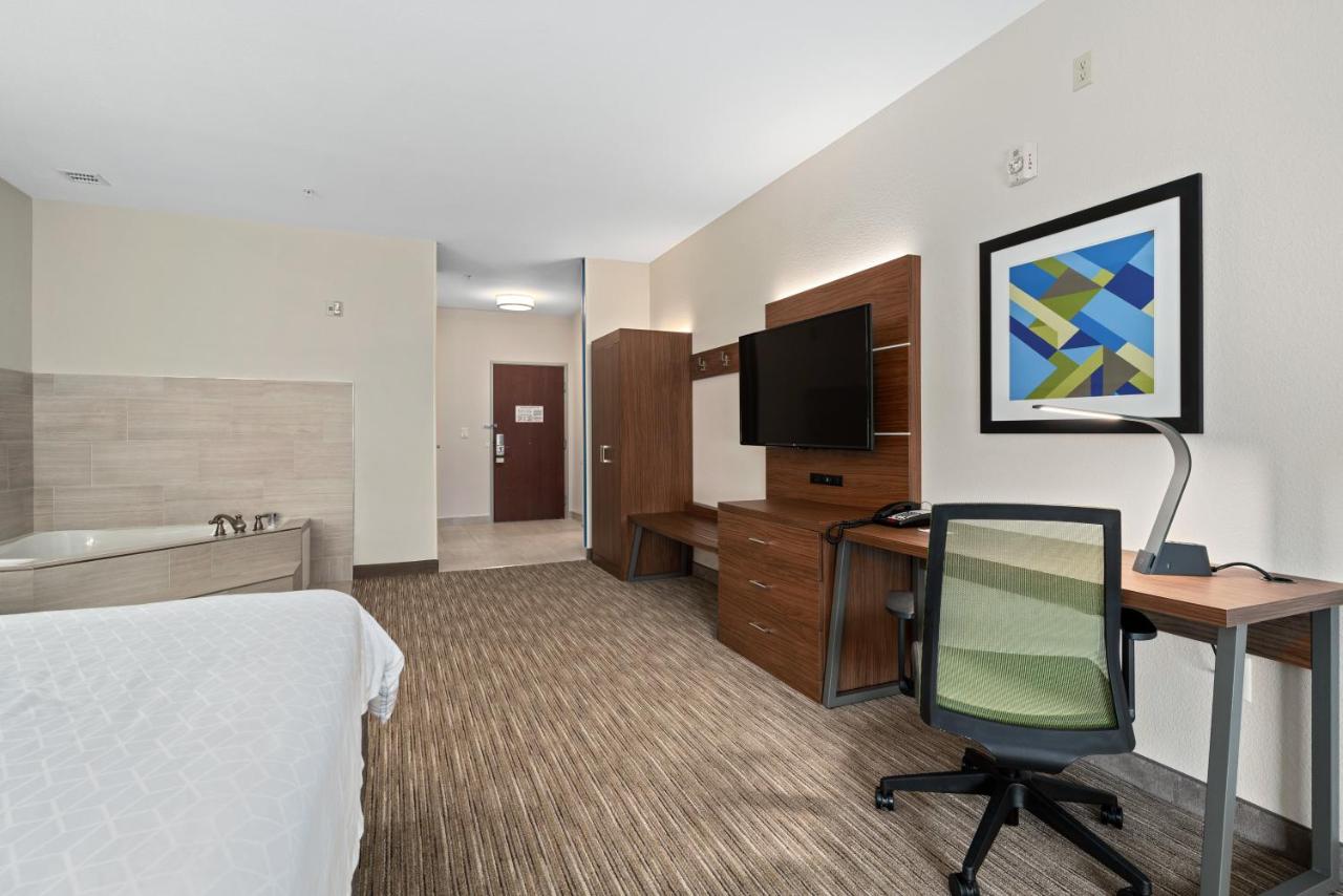 Deluxe King Room - Disability Access at Holiday Inn Express Suites Van Buren-Ft Smith Area by IHG