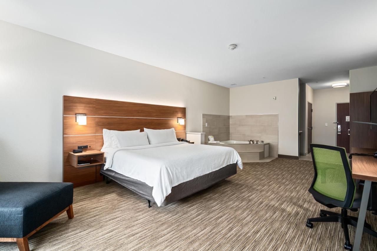 Deluxe King Room - Disability Access at Holiday Inn Express Suites Van Buren-Ft Smith Area by IHG