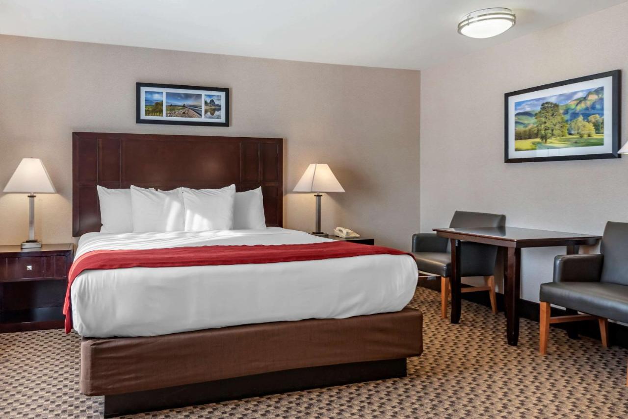 Queen Room with Two Queen Beds - Non-Smoking at Comfort Inn Troutdale - Portland East