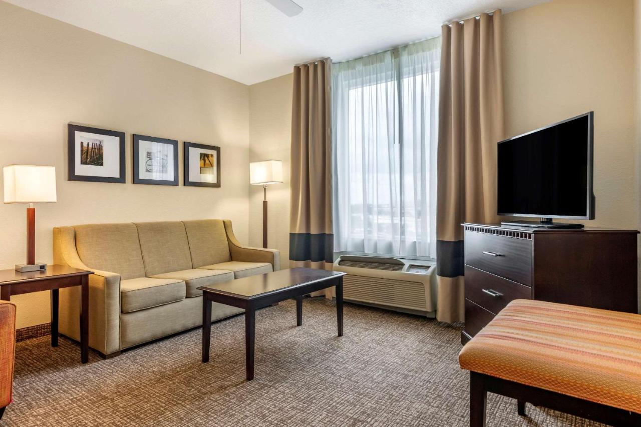 One-Bedroom King Suite with Sofa Bed - Non-Smoking at Comfort Suites Maingate East