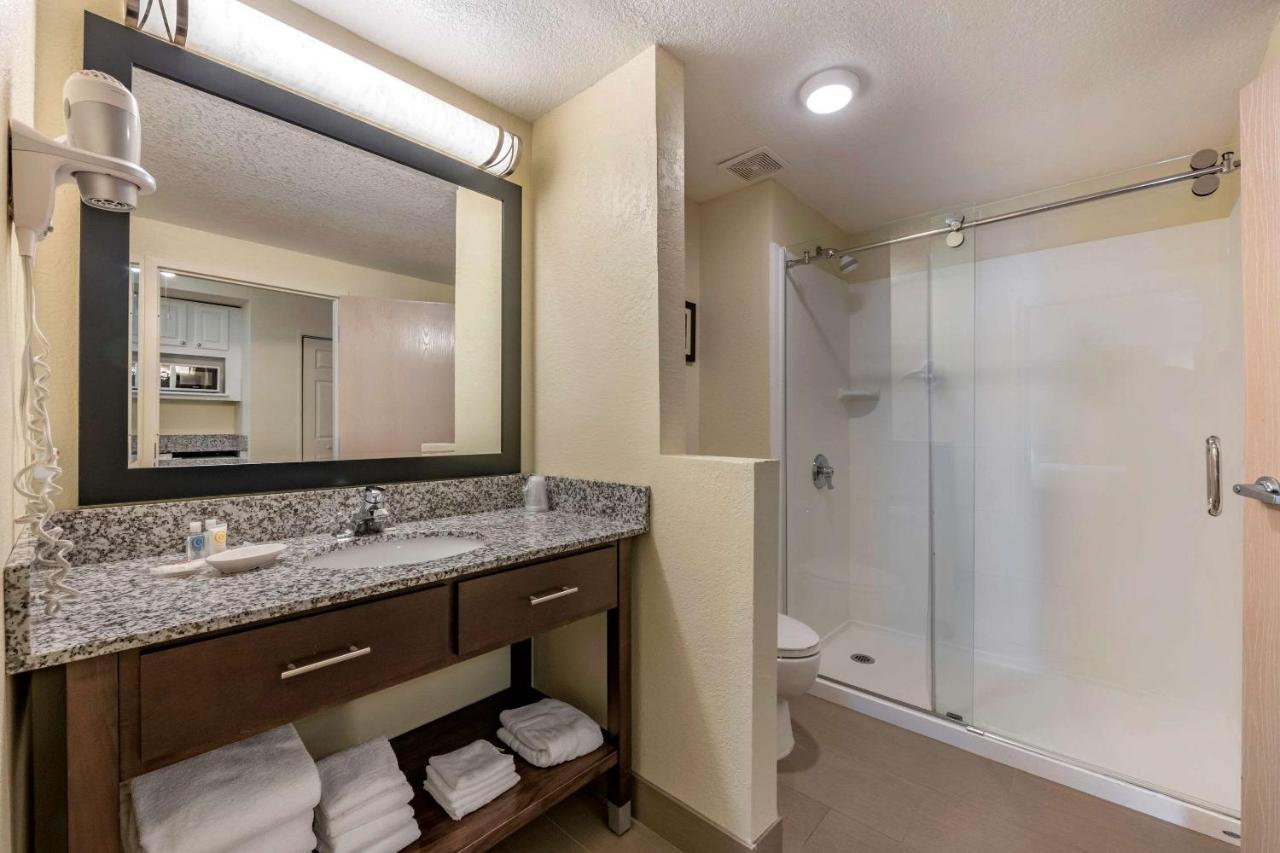 One-Bedroom King Suite with Sofa Bed - Non-Smoking at Comfort Suites Maingate East