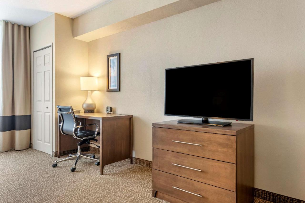 Queen Suite at Comfort Suites Maingate East