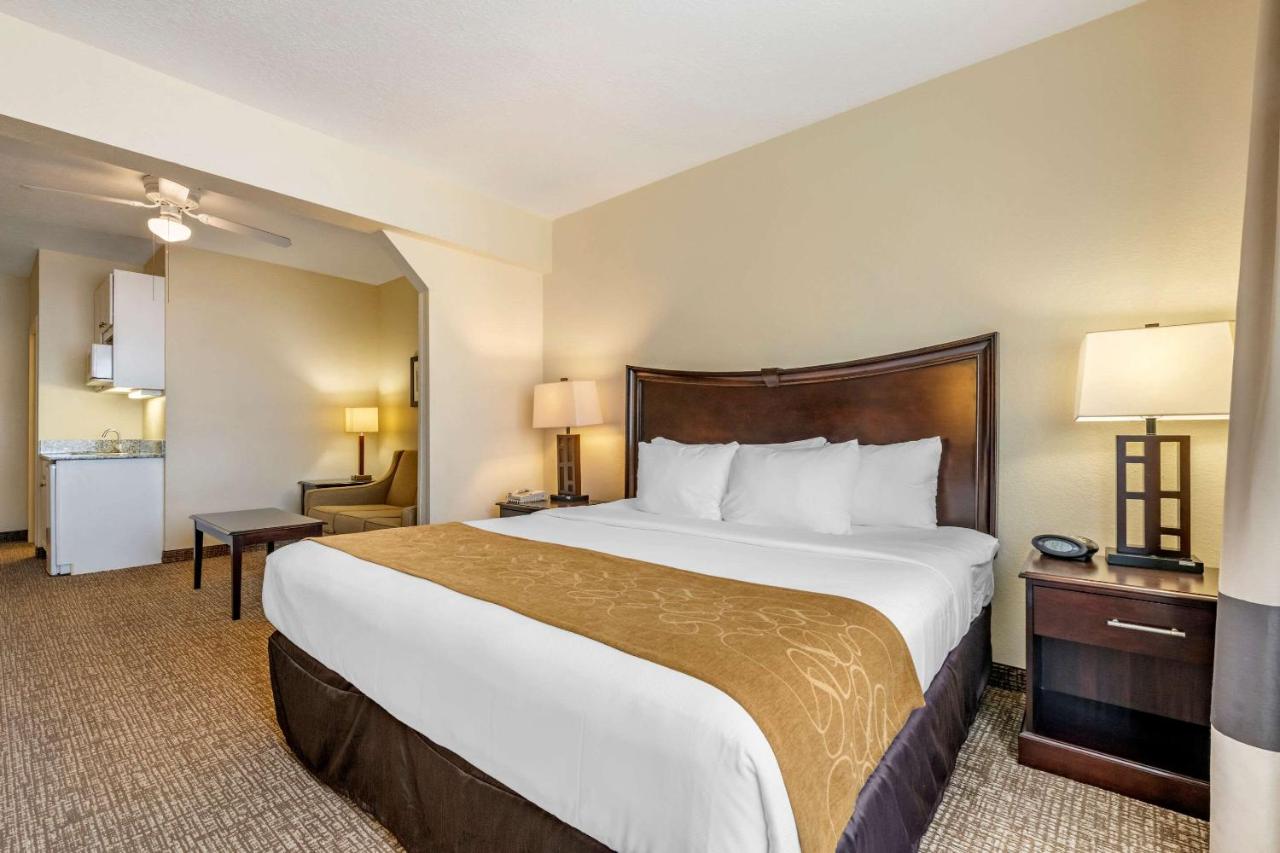 King Suite with Tub - Accessible/Non-Smoking at Comfort Suites Maingate East