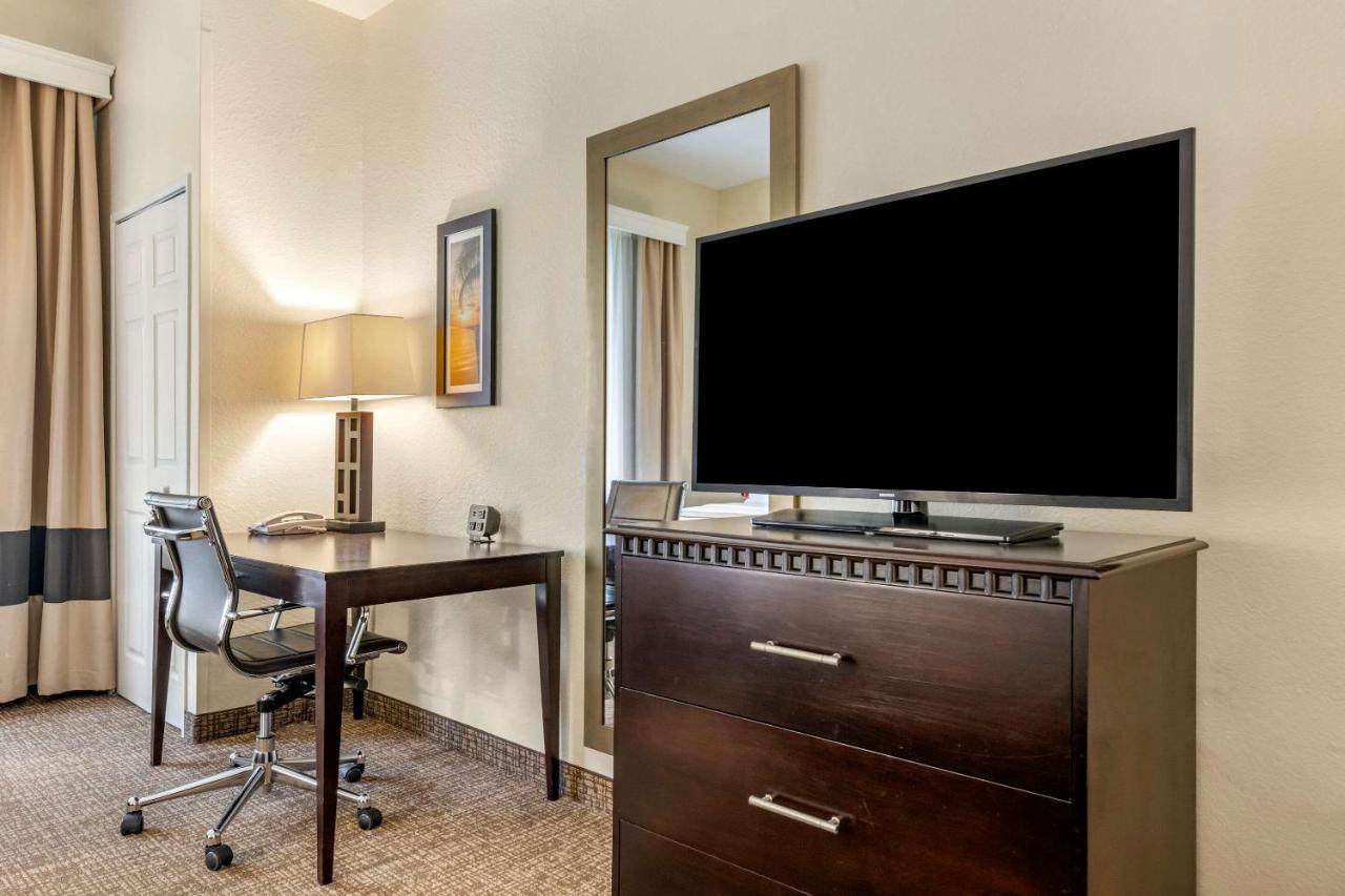 King Suite with Tub - Accessible/Non-Smoking at Comfort Suites Maingate East