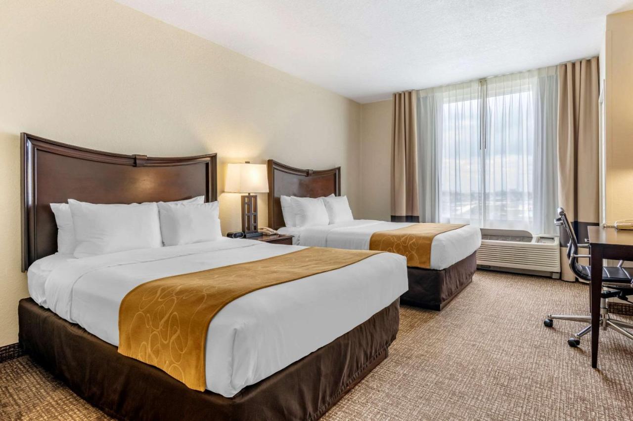 Queen Suite at Comfort Suites Maingate East