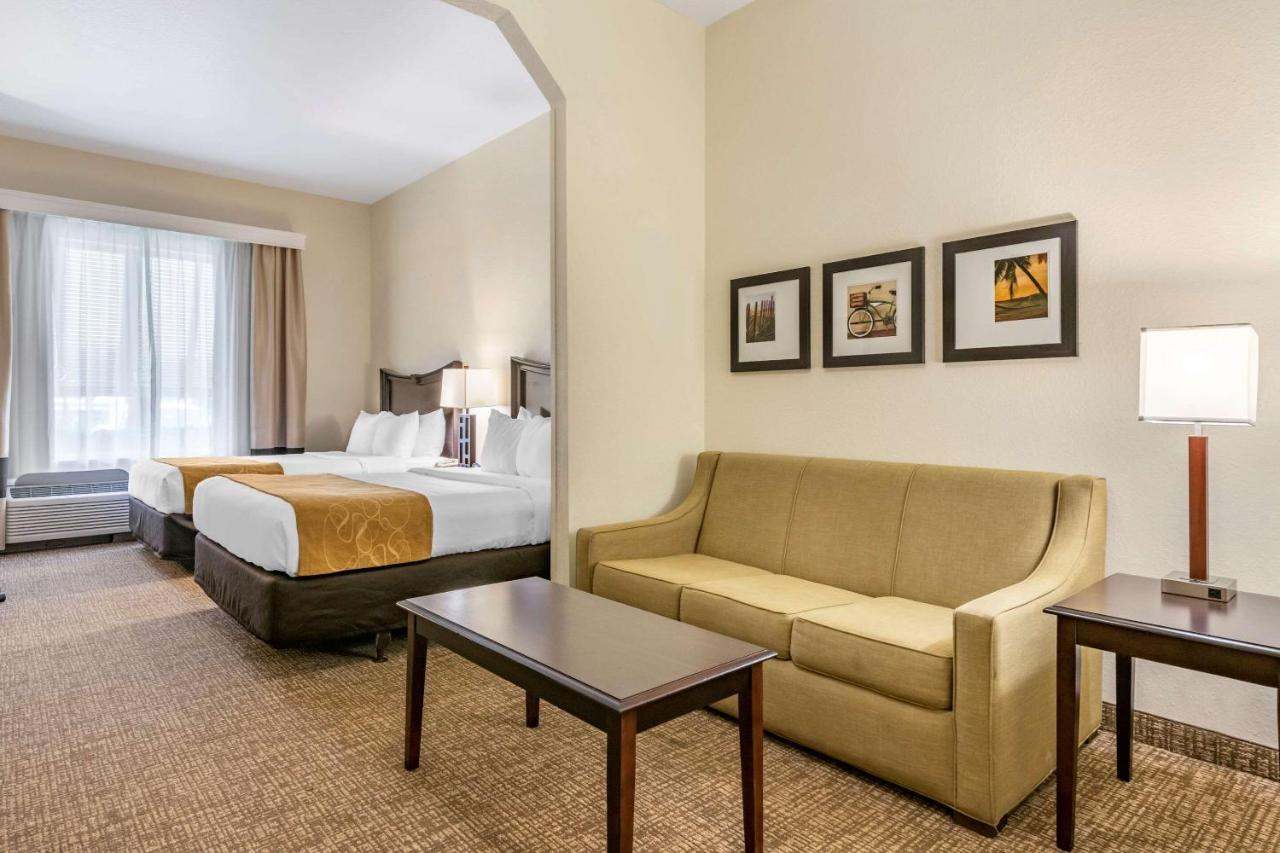 Queen Suite at Comfort Suites Maingate East