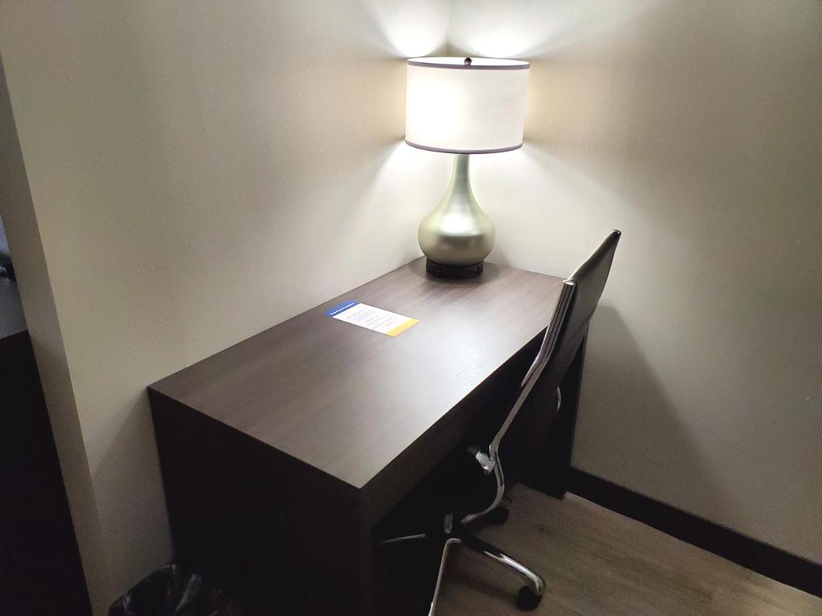 King Suite with Accessible Tub - Accessible/Non-Smoking at Comfort Suites Northlake