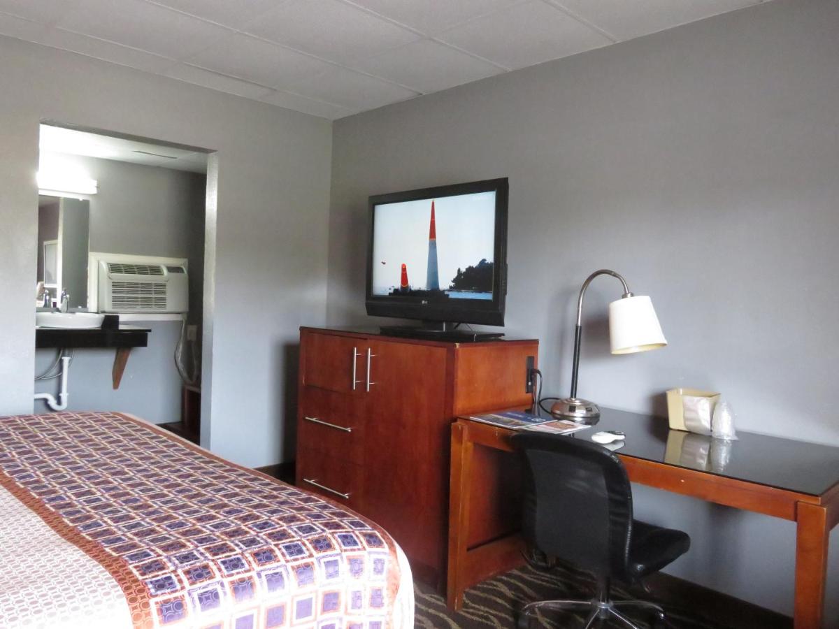 King Room - Non-Smoking at Travelodge by Wyndham Walterboro