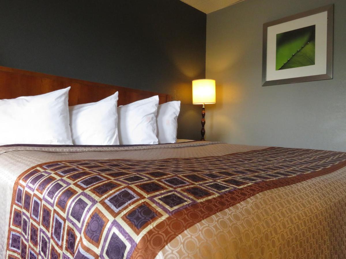 King Room - Non-Smoking at Travelodge by Wyndham Walterboro