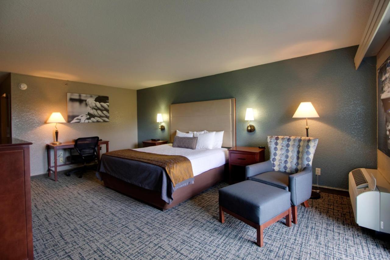 King Jacuzzi Suite with Sofa Bed at Best Western Harbour Pointe Lakefront