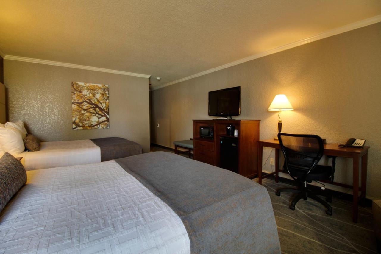 Two Queen Beds with Balcony - Partial Lake View at Best Western Harbour Pointe Lakefront