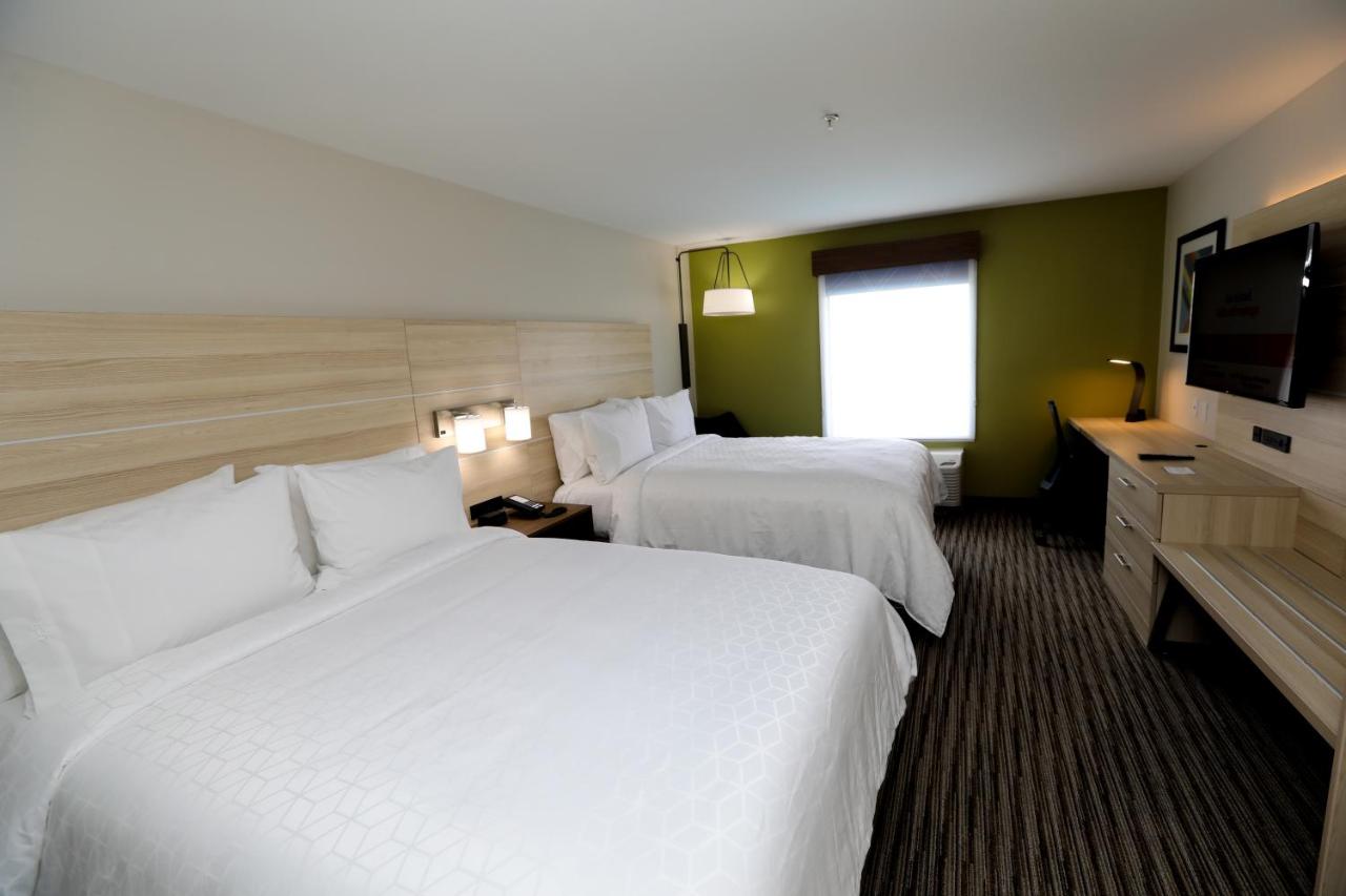 Queen Room with Two Queen Beds - Non-Smoking at Holiday Inn Express : Hillsboro I-35 by IHG