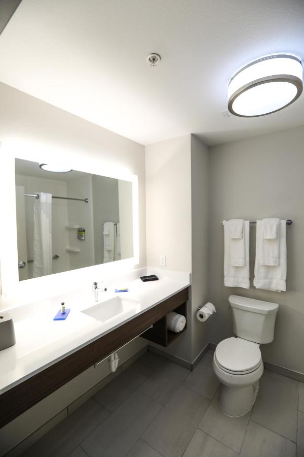 Queen Room with Two Queen Beds - Non-Smoking at Holiday Inn Express : Hillsboro I-35 by IHG