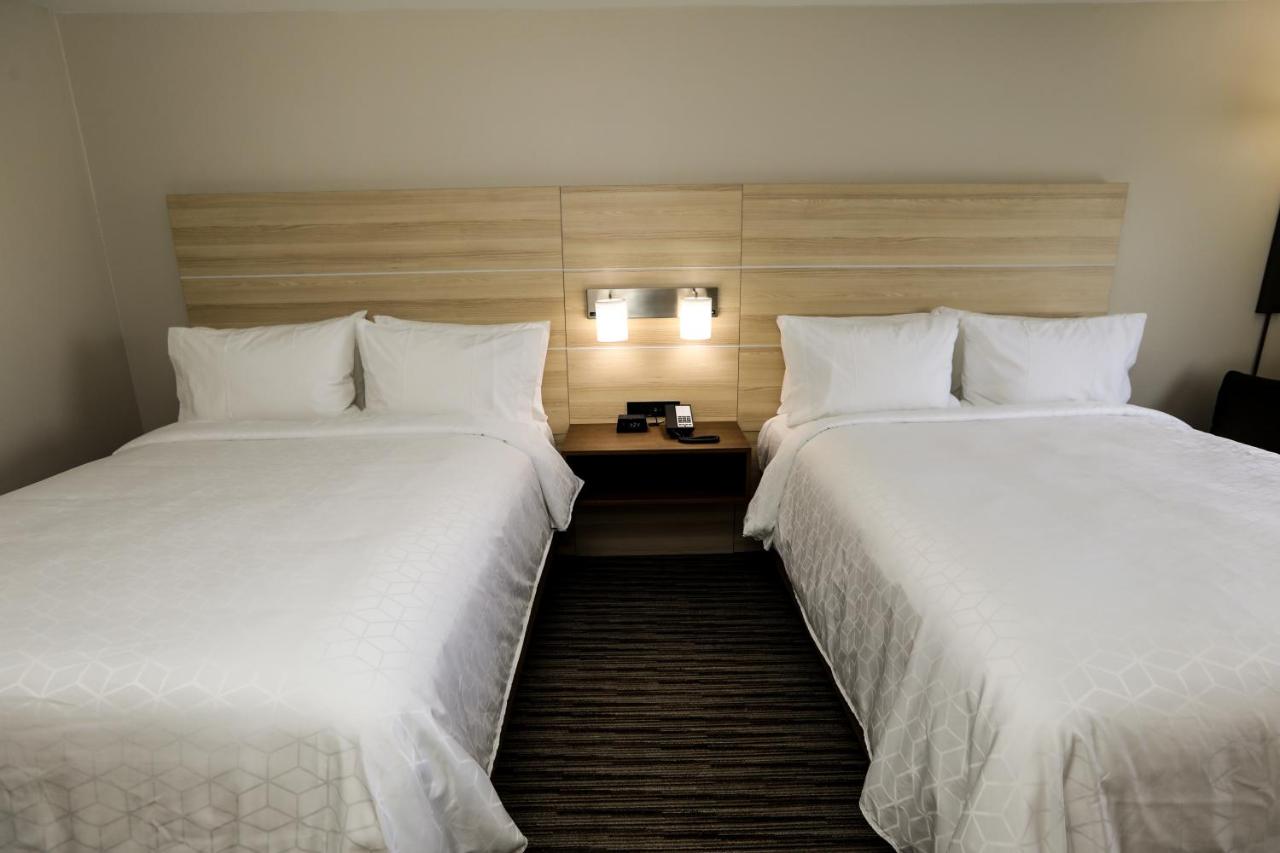 Queen Room with Two Queen Beds - Non-Smoking at Holiday Inn Express : Hillsboro I-35 by IHG