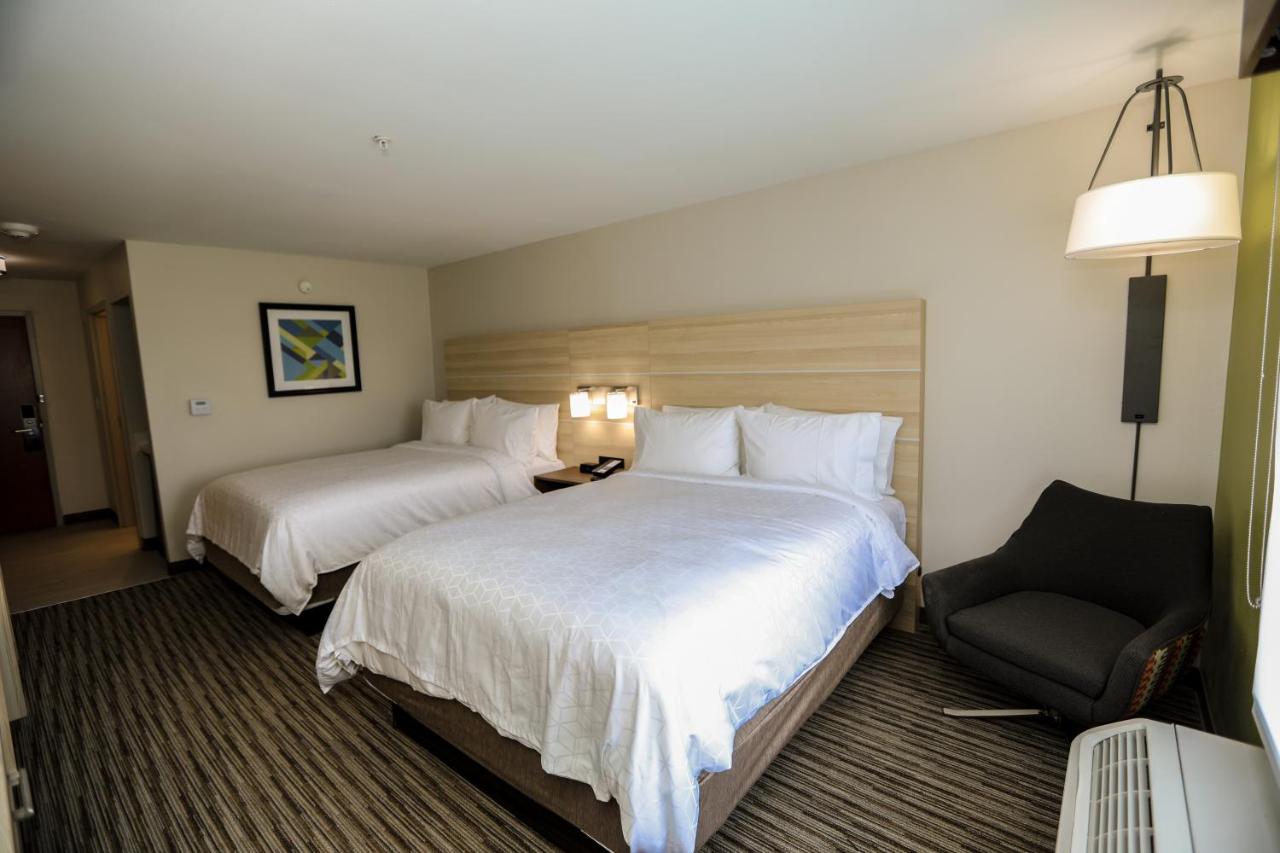 Queen Room with Two Queen Beds - Non-Smoking at Holiday Inn Express : Hillsboro I-35 by IHG