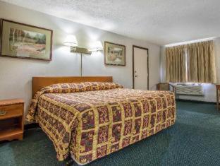 Room #49138608 at Rodeway Inn Bedford