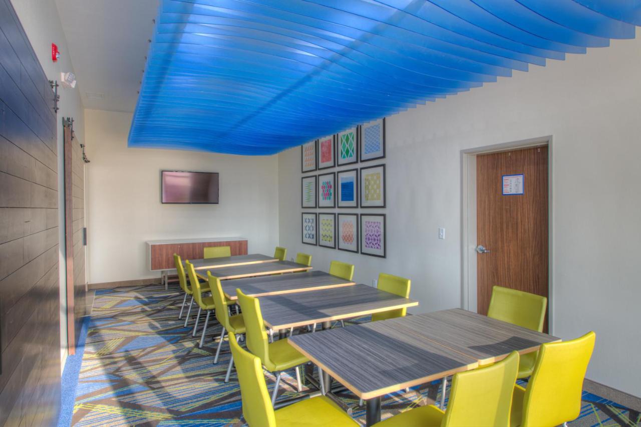 | Holiday Inn Express & Suites Remington, an IHG Hotel