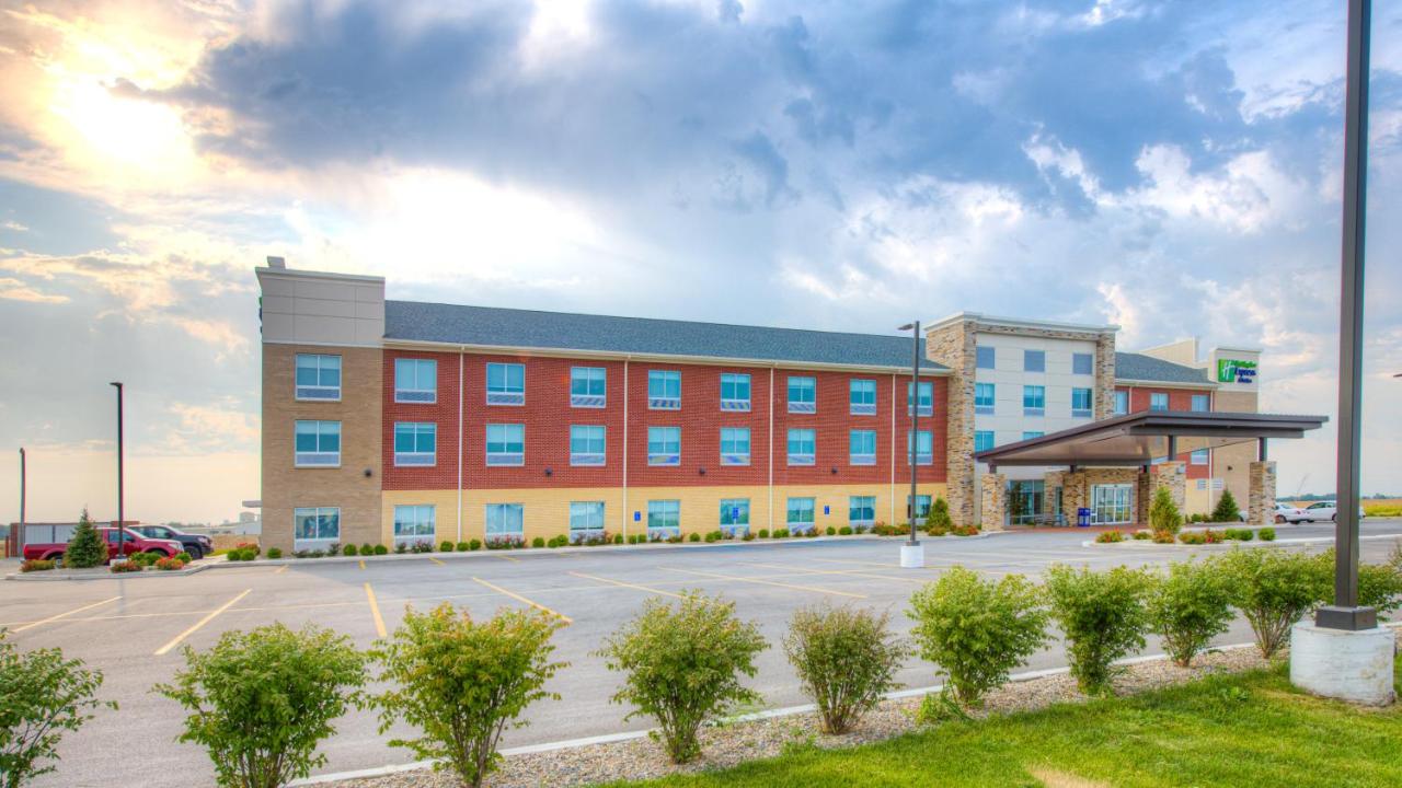 | Holiday Inn Express & Suites Remington, an IHG Hotel
