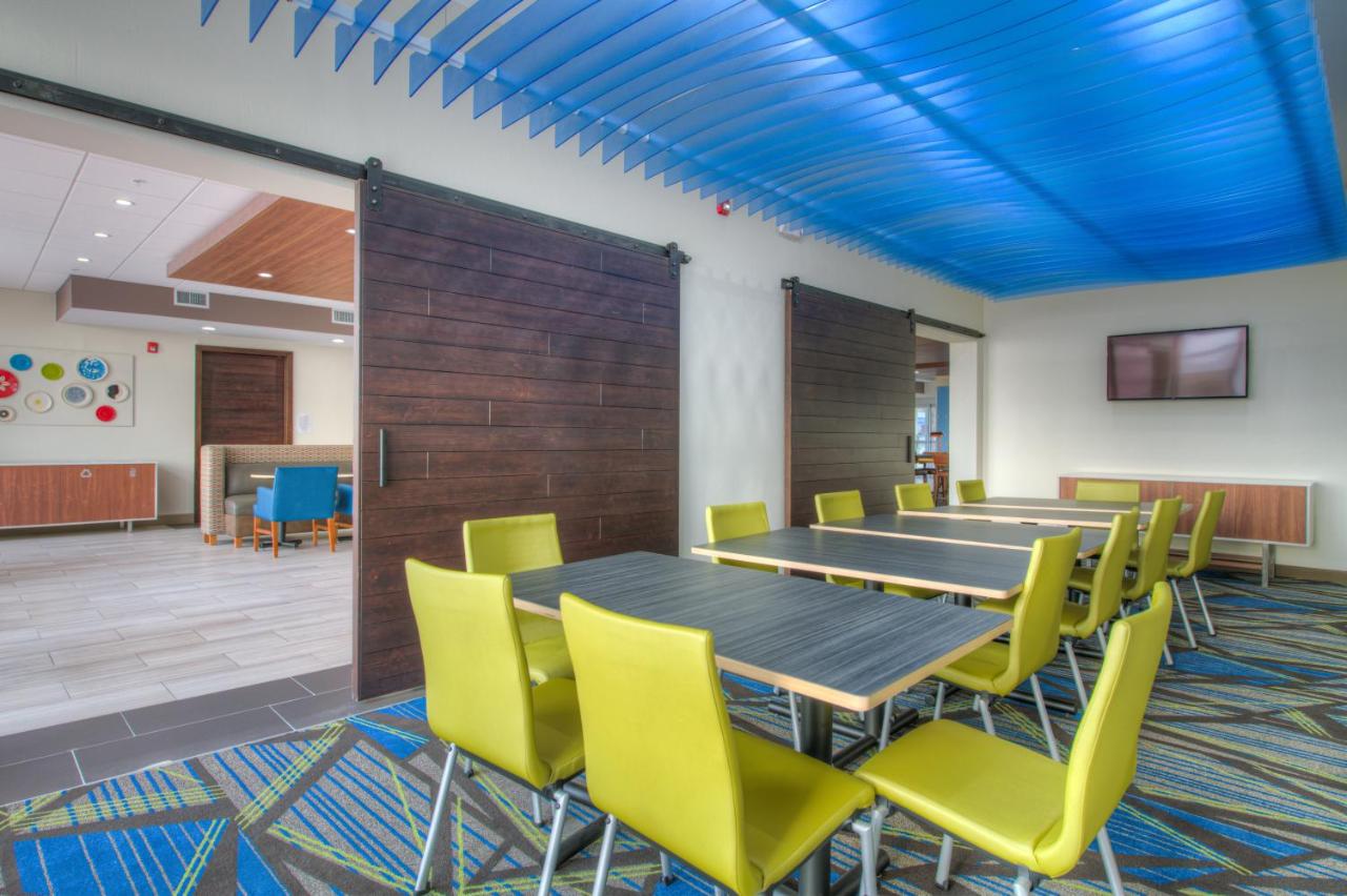 | Holiday Inn Express & Suites Remington, an IHG Hotel