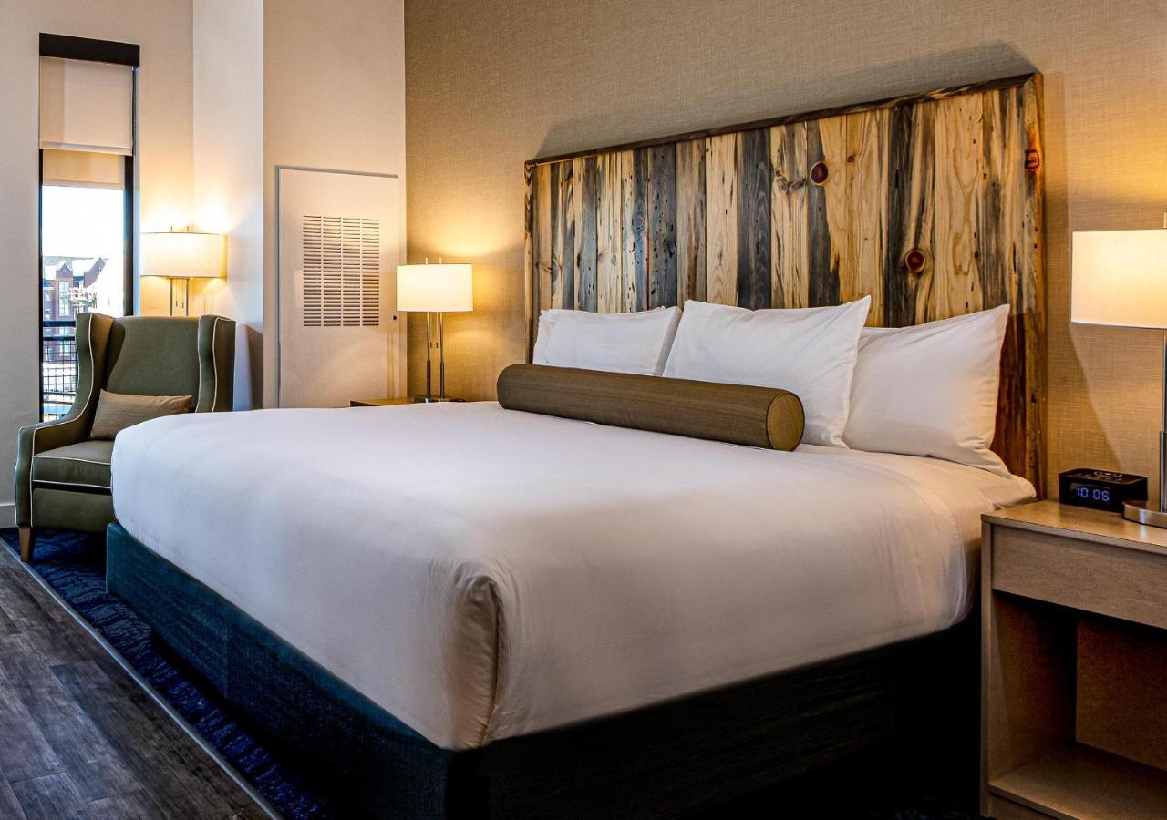 Deluxe King Room at Hotel Maverick