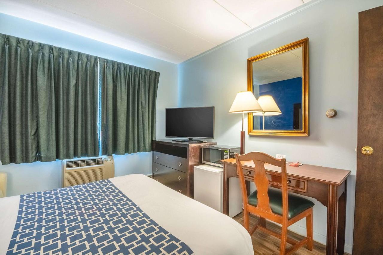  | Econo Lodge Inn & Suites Windsor