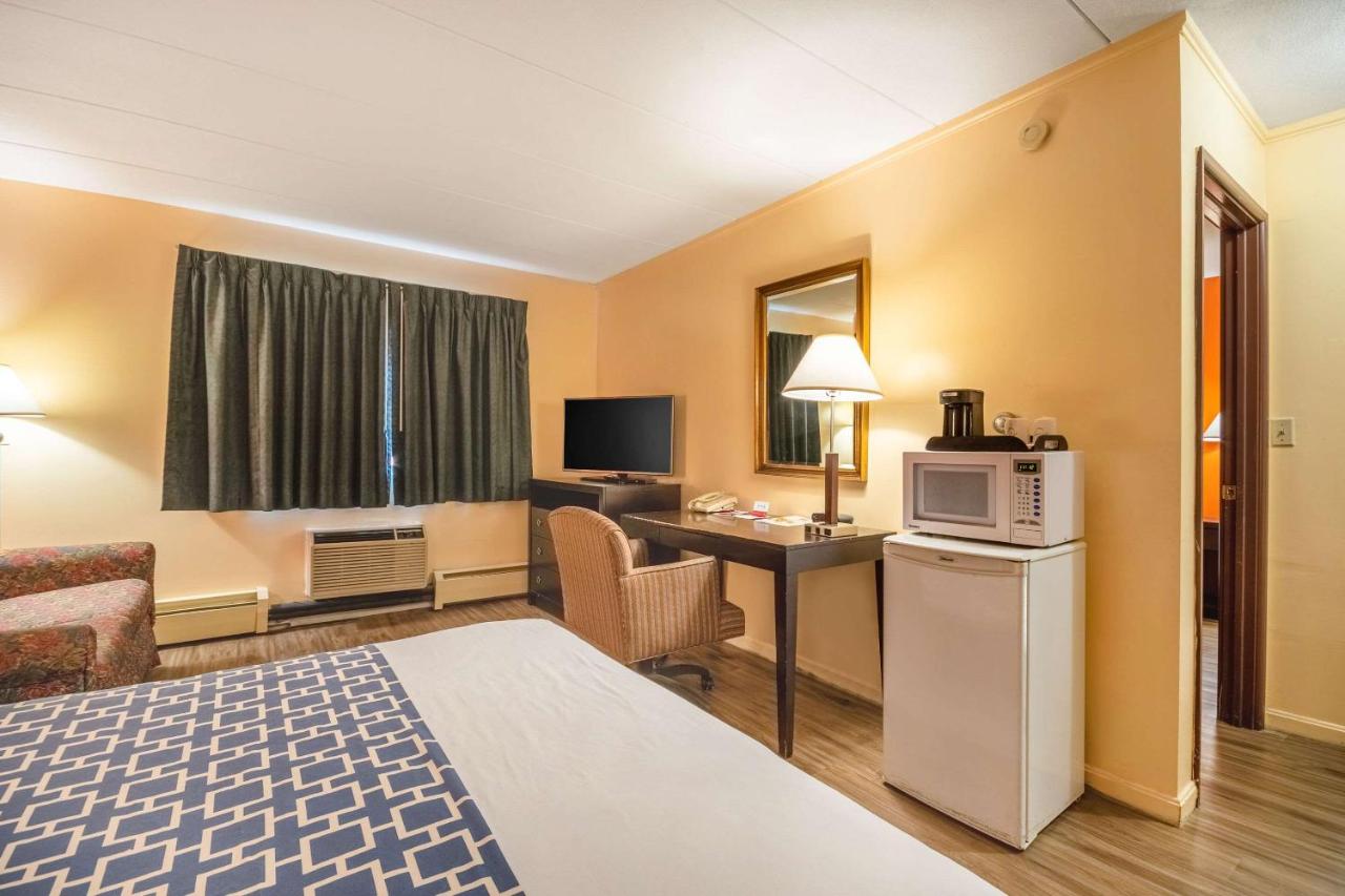  | Econo Lodge Inn & Suites Windsor