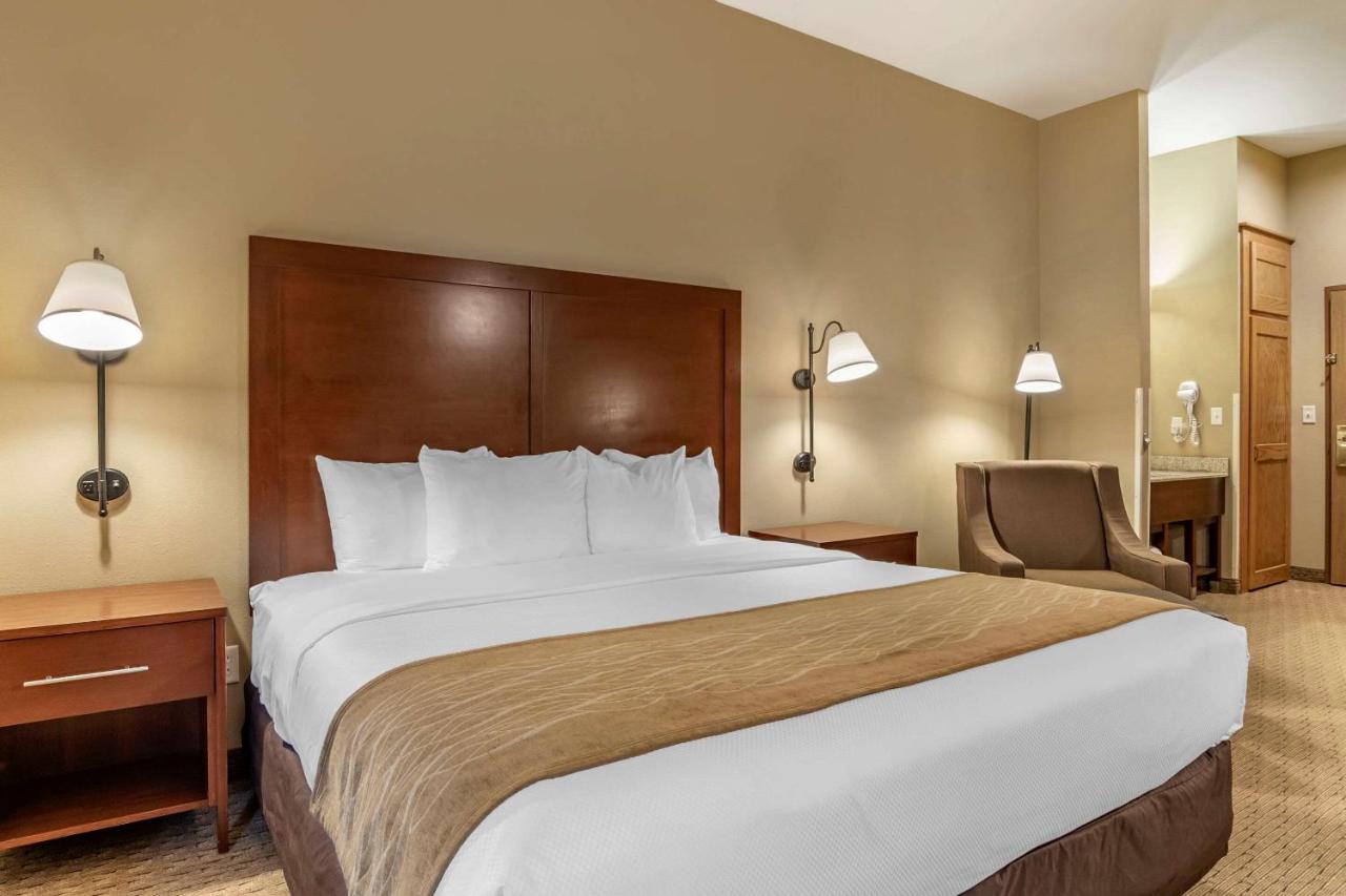 Deluxe King Room - Non-Smoking at Comfort Inn Warrensburg Station