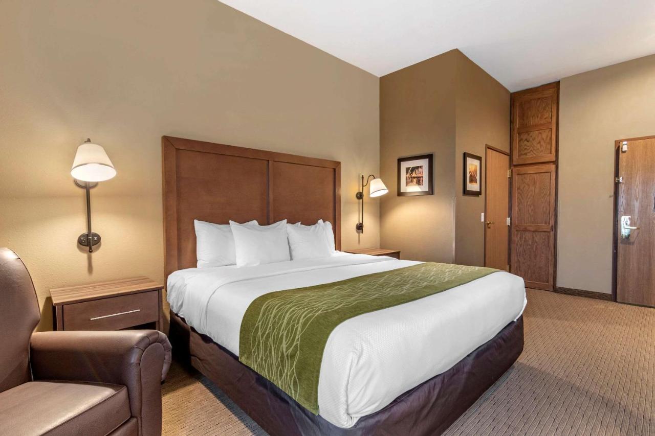 King Room - Disability Access/Non-Smoking at Comfort Inn Warrensburg Station
