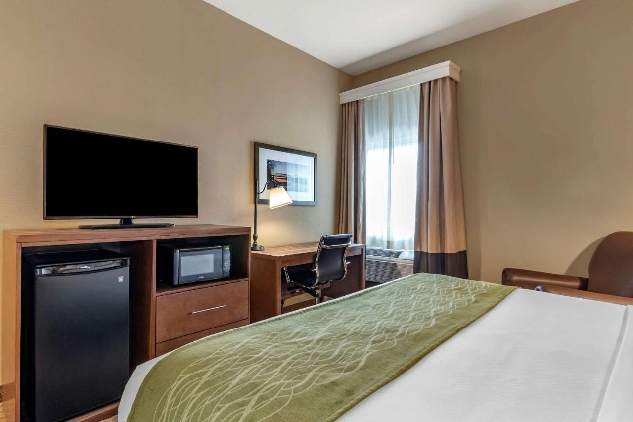King Room - Disability Access/Non-Smoking at Comfort Inn Warrensburg Station