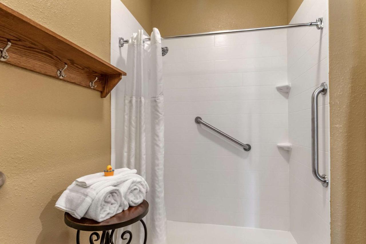 King Room - Disability Access/Non-Smoking at Comfort Inn Warrensburg Station