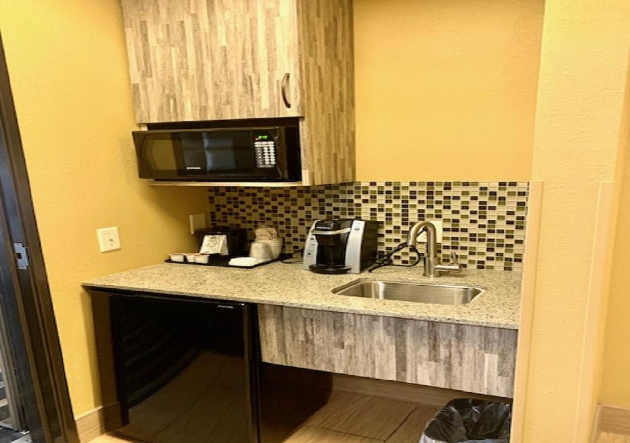 Suite - Hearing Accessible - Non-Smoking at Holiday Inn Express & Suites Perry-National Fairground Area, an IHG Hotel