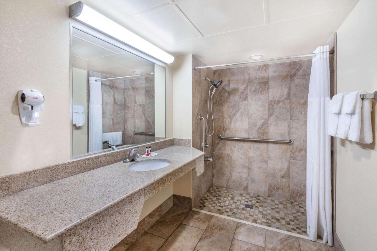 King Room - Disability Access/Non-Smoking at Days Inn by Wyndham Clarksville TN