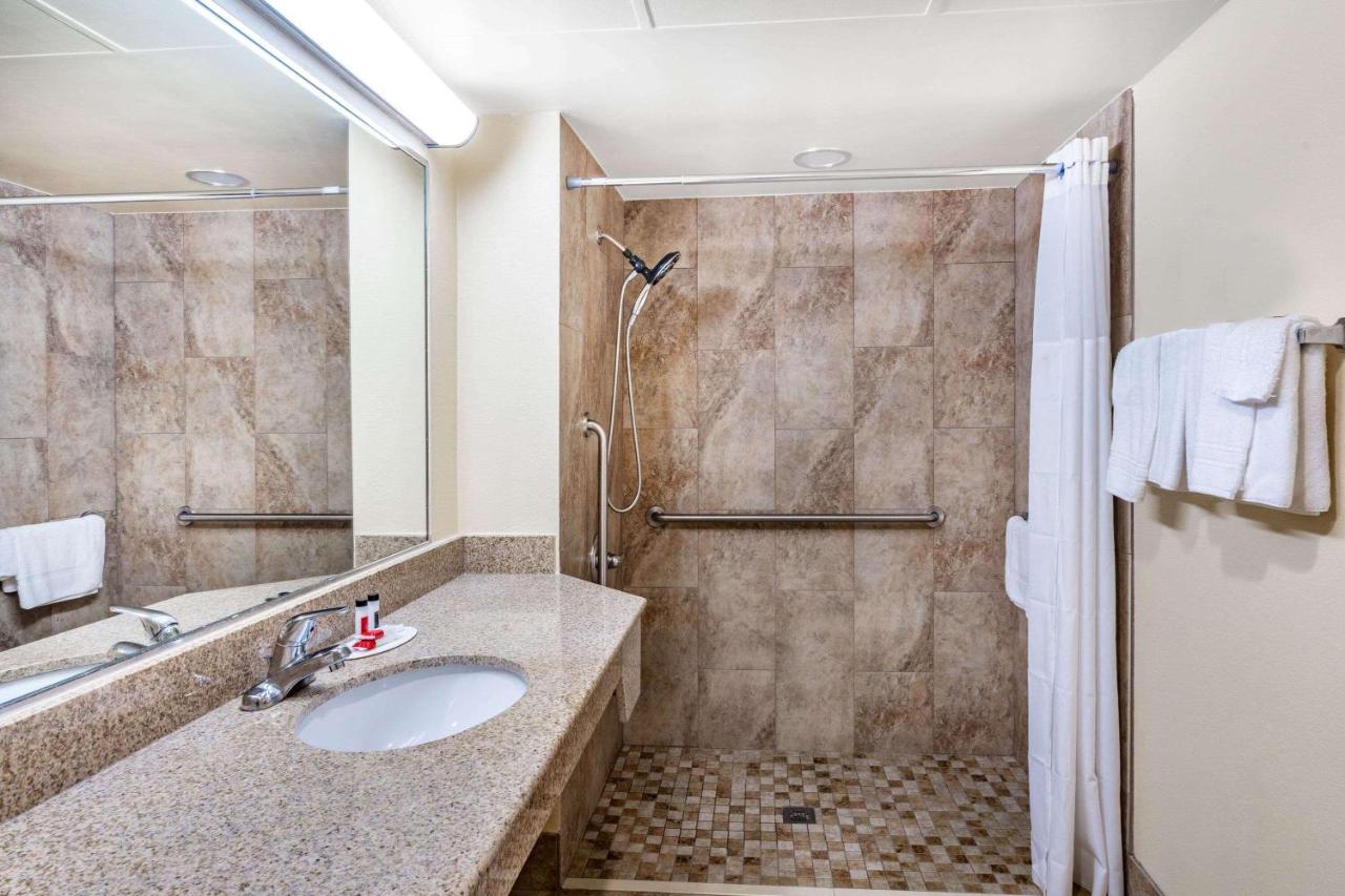 King Room - Disability Access/Non-Smoking at Days Inn by Wyndham Clarksville TN