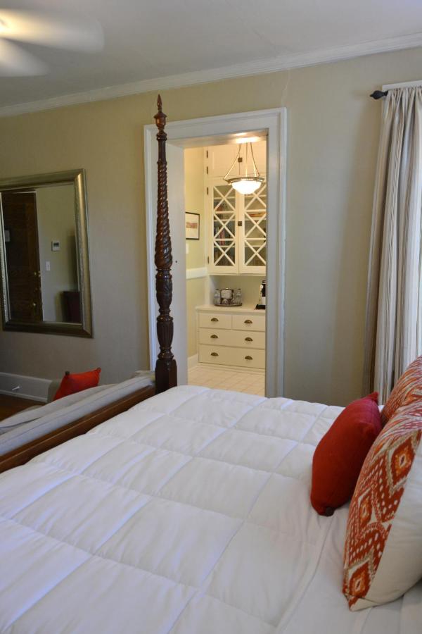Deluxe King Room at Inn at 835 Boutique Hotel