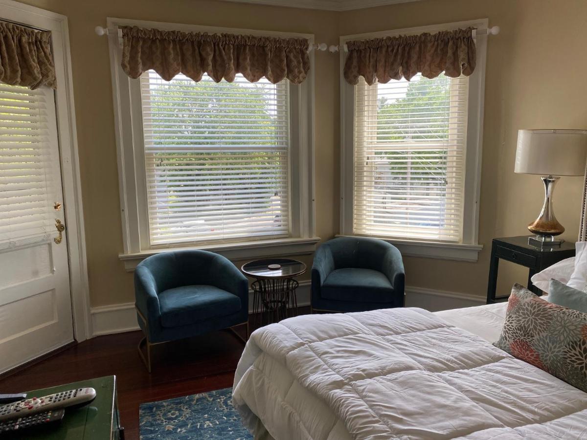 Deluxe Double Room with Balcony at Inn at 835 Boutique Hotel